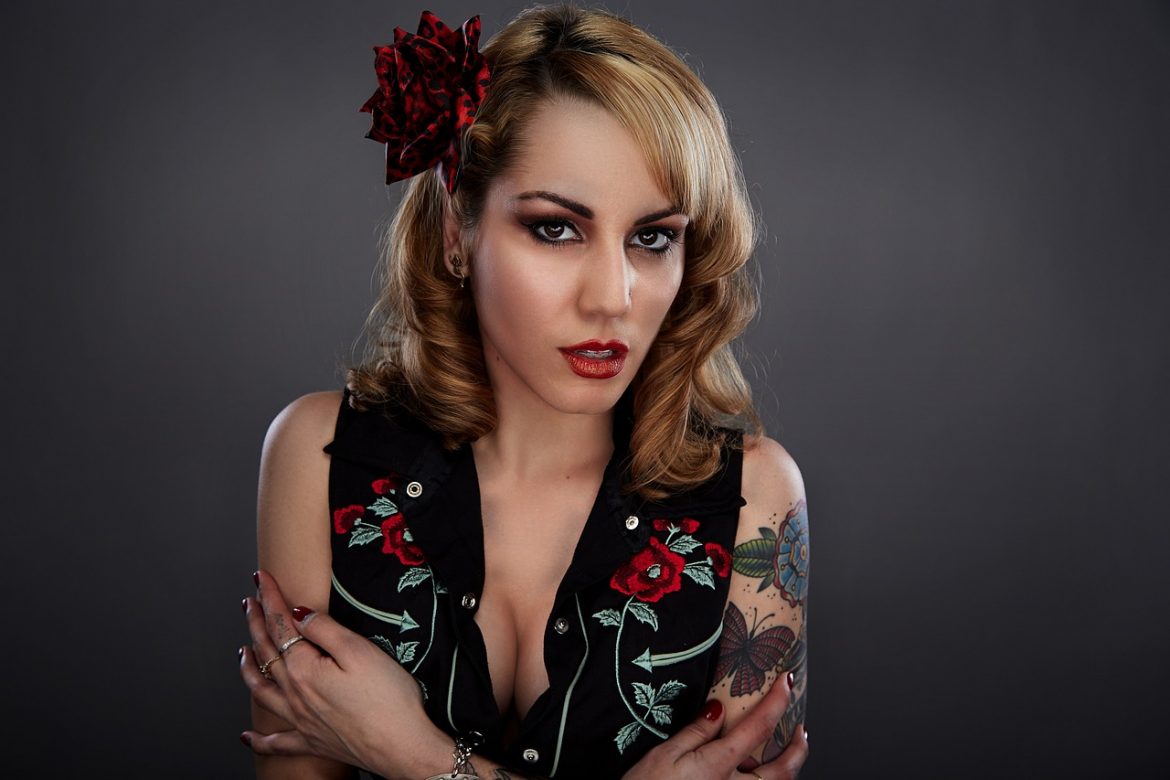 woman 1960s hairstyle